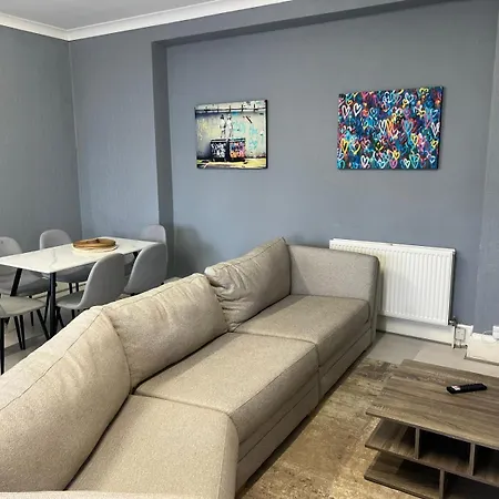 7 Bedroom House With Free Parking By Prescott Apartment