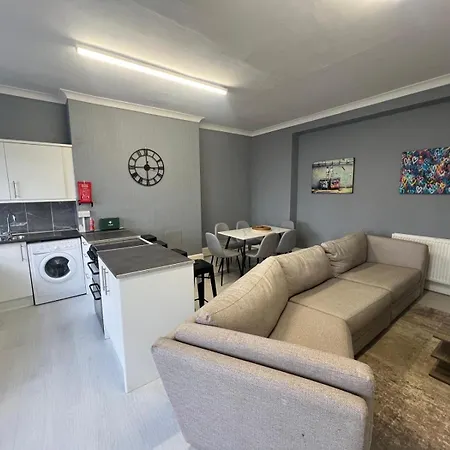 Apartment 7 Bedroom House With Free Parking By Prescott *
