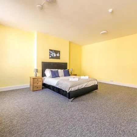 Apartment 7 Bedroom House With Free Parking By Prescott *