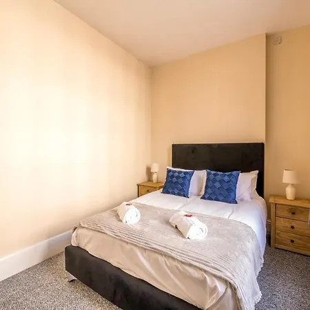 Apartment 7 Bedroom House With Free Parking By Prescott
