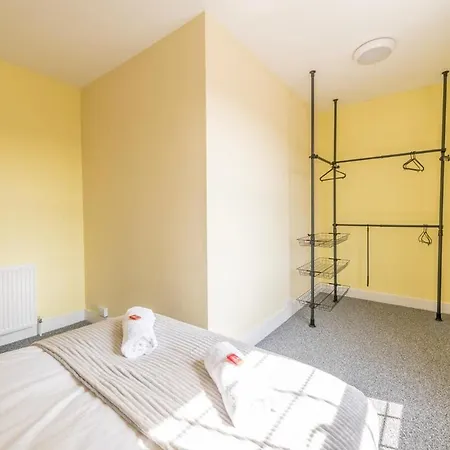 7 Bedroom House With Free Parking By Prescott Apartment *