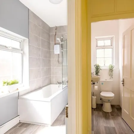 7 Bedroom House With Free Parking By Prescott *