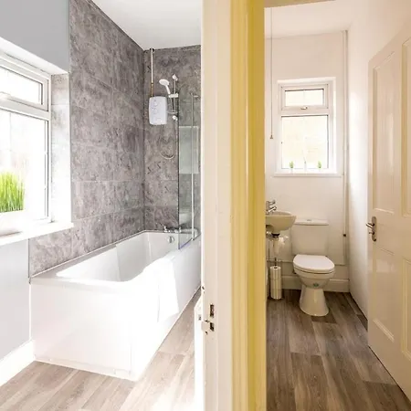 7 Bedroom House With Free Parking By Prescott Apartment