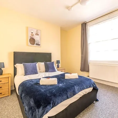 7 Bedroom House With Free Parking By Prescott