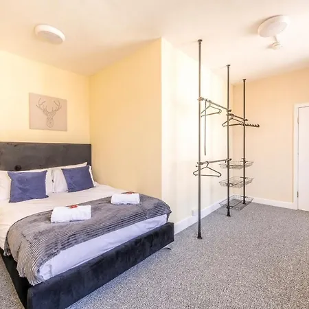 7 Bedroom House With Free Parking By Prescott
