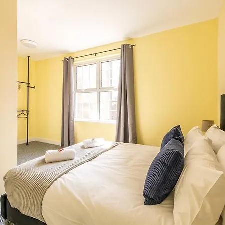 Apartment 7 Bedroom House With Free Parking By Prescott