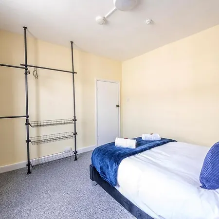 Apartment 7 Bedroom House With Free Parking By Prescott *